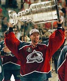 Patrick Roy holding the Stanley Cup! (mt.hockeybird.com)