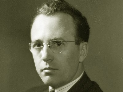 A pictue of <a href=http://www.cbc.ca/ideas/features/tommy-douglas/images/tommy-douglas.jpg>Tommy Douglas when he was younger</a>