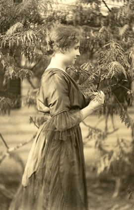 <a href=http://www.afb.org/Image.asp?ImageID=167>Helen Keller touching a tree</a>
