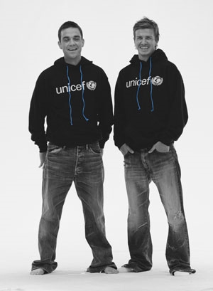 <a href=http://www.unicef.dk/images/Unite%20for%20Children/Beckham-Williams_SeanGleaso.jpg>Robbie and Beckham for <i>Unicef</i> </a href>
