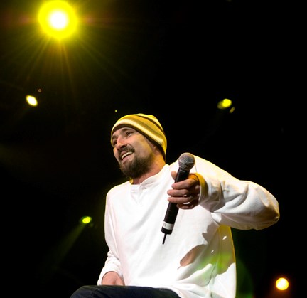 <a href=http://www.reggae.com/features/LeeAbel/images/Gentleman.jpg>Gentleman on stage </a>