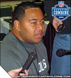 <a href=http://www.atlantafalcons.com/uploads/photos/perm/main/JCOBHAGJLAMD/tall_lutui.jpg>Taitusi Lutui</a href>