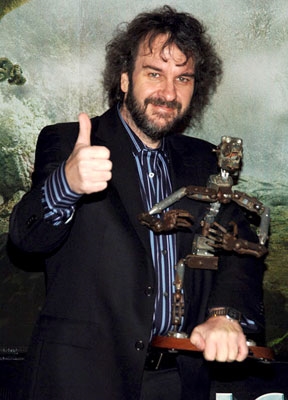 <a href=http://www.solarnavigator.net/films_movies_actors/actors_films_images/peter_jackson_king_kong_premiere.jpg>Peter Jackson with original King Kong model</a>