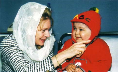 First public appearance of Queen Noor following the death of King Hussein. Visit to cheer up children with cancer at the King Hussein Medical City. 20 March 1999.