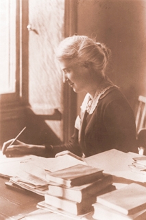 <a href=http://www.savethechildren.de/germany/news/pictures/Eglantyne_Jebb_213x320.jpg>Eglantyne Jebb</a>