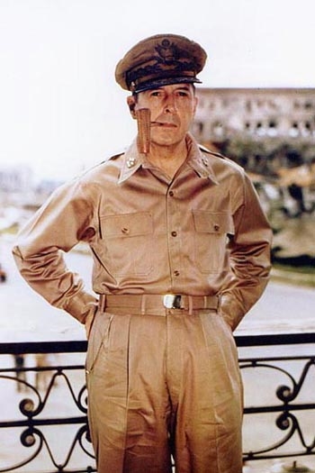 <a href=http://upload.wikimedia.org/wikipedia/commons/0/08/Douglas_MacArthur_smoking_his_corncob_pipe.jpg>Douglas MacArthur with his famous corncob pipe</a>