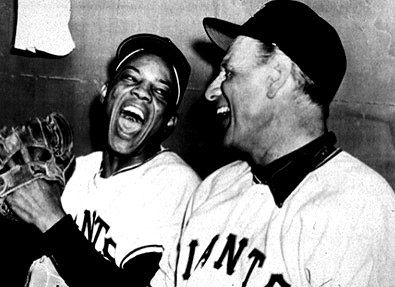 Willie Mays and Leo Durocher share a laugh... (http://www.achievement.org/achievers/may0/large/may0-033.jpg)