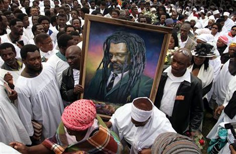 <a href=http://www.newzimbabwe.com/pix/luckyportrait.jpg>Mourners carry a portrait of Lucky at his burial</a>