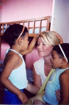 <a href=http://www.singeruniverse.com/grantindia.jpg>Natalie visits children in Bombay, India</a>