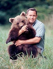 jeff with bear (www1.folha.uol.com)