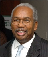 <a href=http://usinfo.state.gov/xarchives/display.html?p=washfile-english&y=2007&m=August&x=20070828162229berehellek0.5834467>Recent picture of Ernest Green</a>