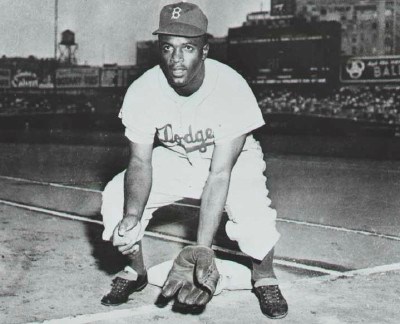 Jackie in the Negro Leagues (http://static.howstuffworks.com/gif/jackie-robison-hof.jpg)