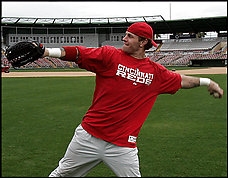 Josh Hamilton warming up (http://media3.washingtonpost.com/wp-dyn/content/photo/2007/03/27/PH2007032700233.jpg)