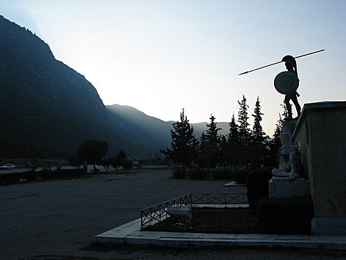 Monument of Leonidas at Thermopylae (http://static4.bareka.com/photos/medium/307643/statue-king-leonidas-thermopylae.jpg)