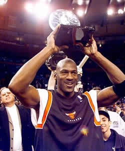 Michael Jordan winning NBA all star (http://www.michaeljordan.pl/zdjecia/nagrody/michael_jordan_trophy_asg_mvp_98_2.jpg)