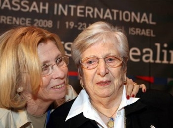 Shulamit Cohen being honored (www.hadassahinternational.org)