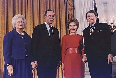 president George HW Bush awarding the medal to Fo (http://history1900s.about.com/library/photos/blyreagan20.htm)