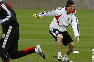 Torres training hard (http://www.telegraph.co.uk/telegraph/multimedia/archive/00711/sport-graphics-2007_711314a.jpg)