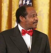Image:Rusesabagina, Paul (Whitehouse).jpg (http://upload.wikimedia.org/wikipedia/commons/9/96/Rusesabagina%2C_Paul_%28Whitehouse%29.jpg)