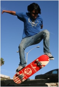 Oscar Loreto skateboarding (www.adaptiveactionsports.com)