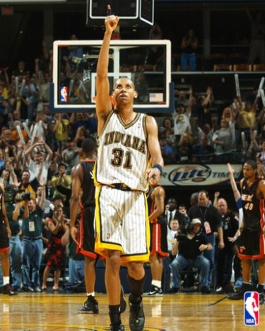 Reggie Miller celebrating win over Heat (http://www.bballone.com/reggiem/pacers/images/pacers17.jpg)