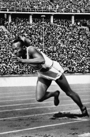 Jesse Owens running  (http://www.authentichistory.com/1930s/sports/images/jesse_owens_1936_01.jpg)