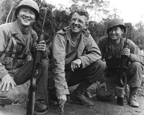 Brig. Gen. Frank Merrill, commanding general of infantry troops in Burma, poses between his Japanese-American interpreters <br>(http://www.discovernikkei.org/dj/media/affiliates/img/njavc_sc-230632.jpg)