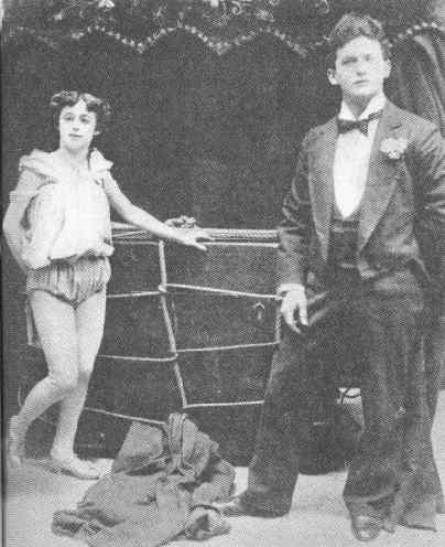 Harry Houdini (http://www.whosdatedwho.com/celebrities/people/dating/harry-houdini.htm)