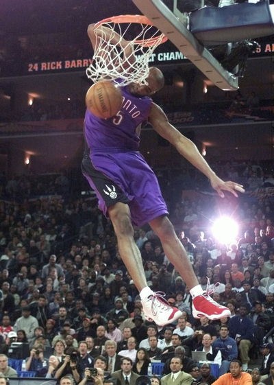 Vince carter is dunking the baskettball (www.vincecarterbaskettballpictures.com)