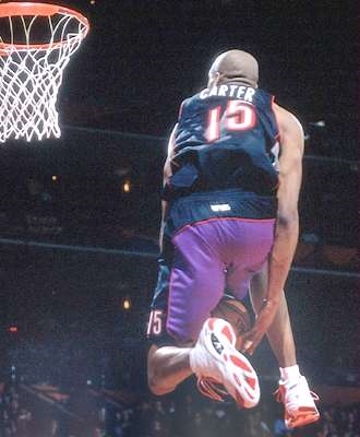 Vince carter is dunking the baskettball (www.vincecarterbaskettballpictures.com)