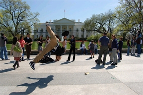 Xin entertaining in front of the White House. (Google)