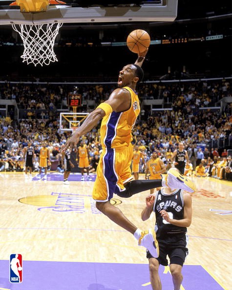 Kobe Bryant dunkig  (http://lakers.topbuzz.com/gallery/v/fan-albums/lakerfanryan/Kobe/kobe_bryant_dunk2.jpg.html)