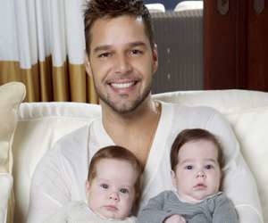 Ricky Martin and his children <br>(http://worldentertainment.files.wordpress.com/2008/12/ricky-martin-a1.jpg)