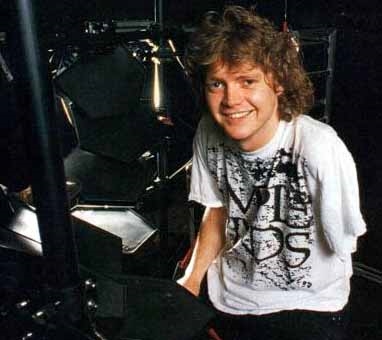 Rick Allen at a younge age sitting at his drum kit (yanous.com/pratique/culture/culture001117.html)