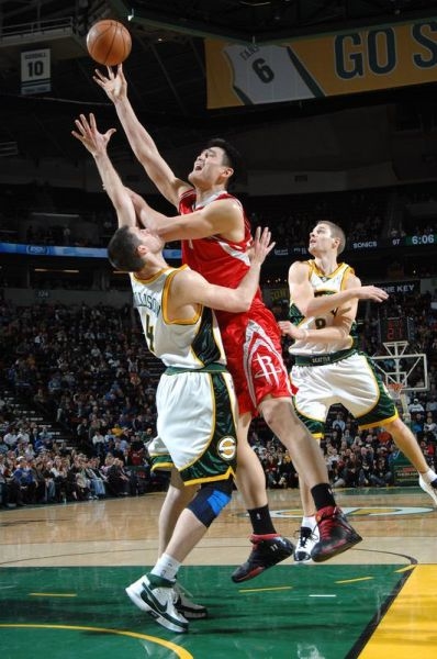  (http://basketballlover.blogcu.com/yao-ming-nba-giant-is-big-in-u-s-bigger-in-china_6738591.html)