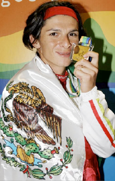 Ana Gabriela Guevara with the Flag of Mexico. (http://www.atletismoenmexico.com)