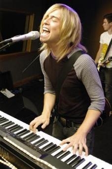 Bryce Avary at Work (http://media.photobucket.com/image/bryce%20avary/nineteenstars_/bryce-1.jpg?o=30)