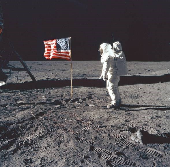 Neil Armstrong walking on the moon (http://usinfo.org/zhtw/American_Story/jb/modern/jb_modern_subj_e.html)