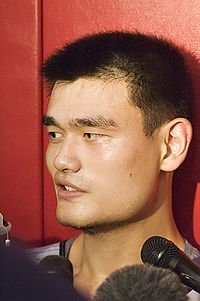 Yao answers questions for the press (www.wikipedia.org)