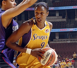 Lisa Leslie using her pivot foot. (wnba.com)