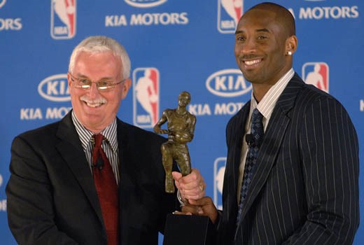 Kobe Bryant revieving an MVP award (http://thehoopdoctors.com/online/wp-content/uploads/kobebetus.jpg)