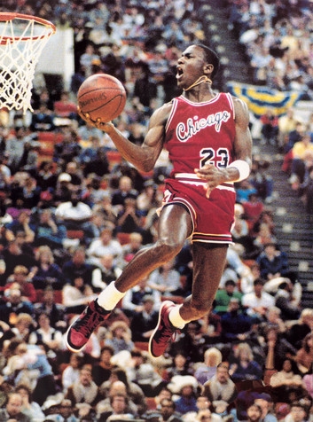 Michael Jordan graceful dunks (http://media.nowpublic.net/images//8a/b/8ab472261f817c21d8bde9595147e79b.jpg)