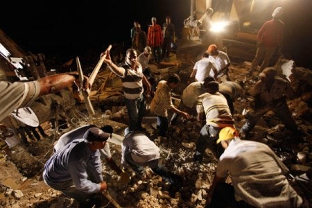 Rescuers work to free trapped survivors and victims (http://www.csmonitor.com/)
