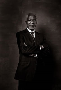 Kofi Annan Black/White pic (http://davidjohnsonphoto.files.wordpress.com/2009/10/kofi_annan_5505.jpg)