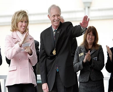 Chesley Sullenberger at a ceremony (http://latimes.image2.trb.com/lanews/media/photo/2009-01/44689411.jpg)