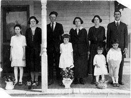 Clara Barton with her family (http://www.tngennet.org/macon/pictures/images/dorasfamily.jpg)