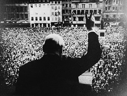 Winston Churchill making a speech to the public (http://reformedcovenanter.files.wordpress.com/2007/04/winston_churchill.jpg)