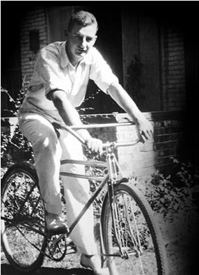 Raoul Wallenberg on a bike. (http://www.si.se/upload/Docs/Pressmeddelanden/Bilder/Raoul%20Wallenberg%20cykel.JPG)
