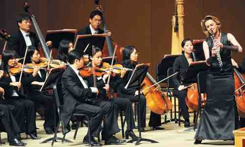 Rehearsing ahead of her Korea Concert. (www.fnnews.com/view?ra=Eng1081m_ 01A&corp=eng...)