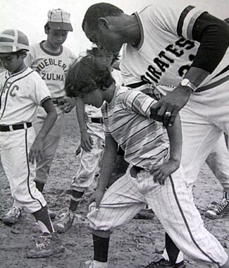 Roberto Clemente helping the community (www.robertoclemente.si.edu/english/virtual_le...)